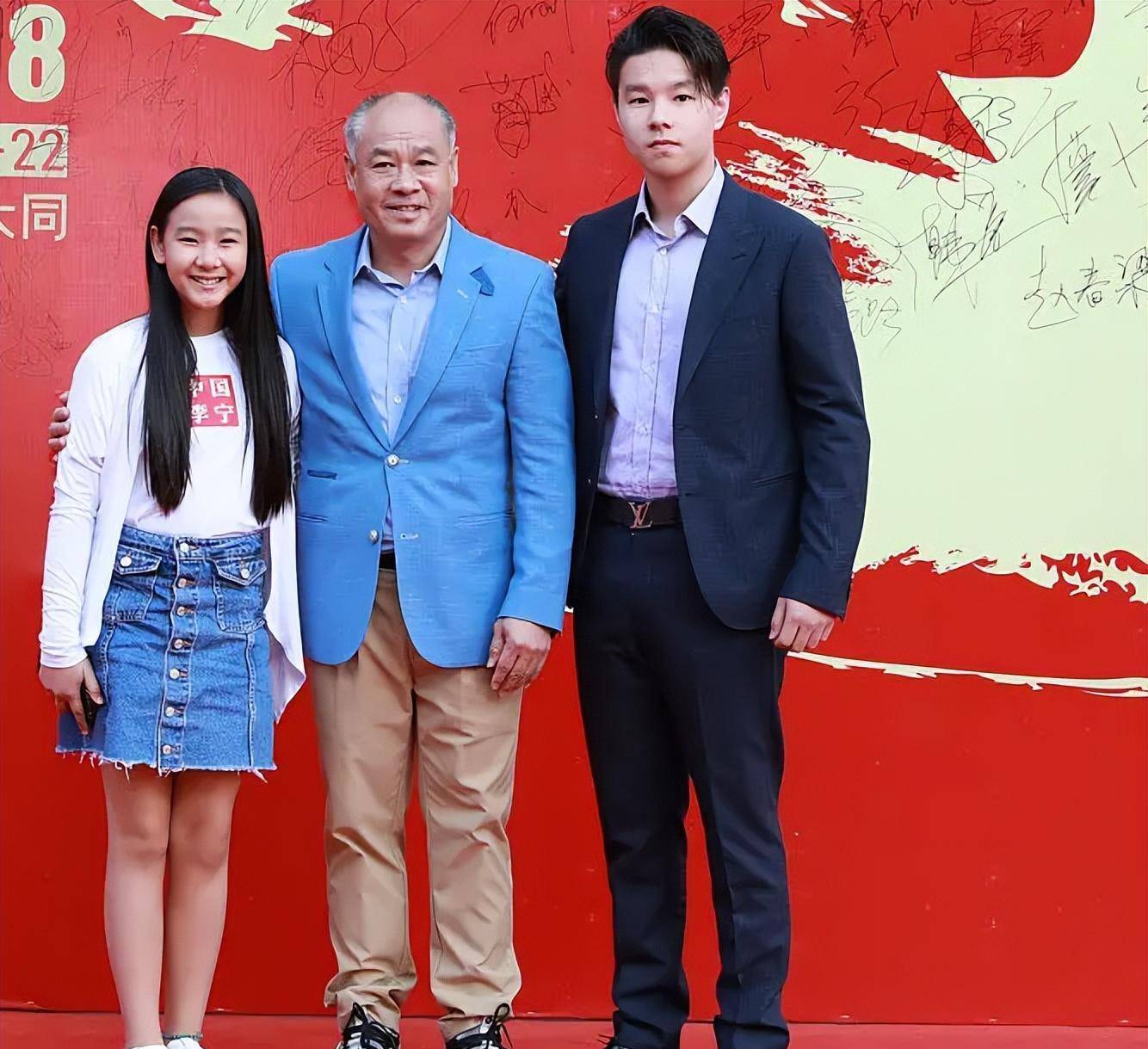 李宁与儿子、女儿合照：22岁儿子帅气，身高超李宁，女儿美丽可爱