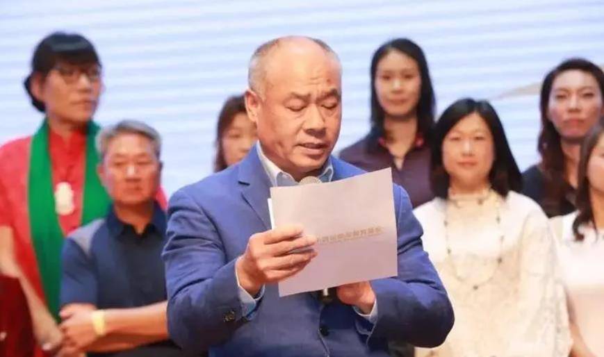 李宁与儿子、女儿合照：22岁儿子帅气，身高超李宁，女儿美丽可爱
