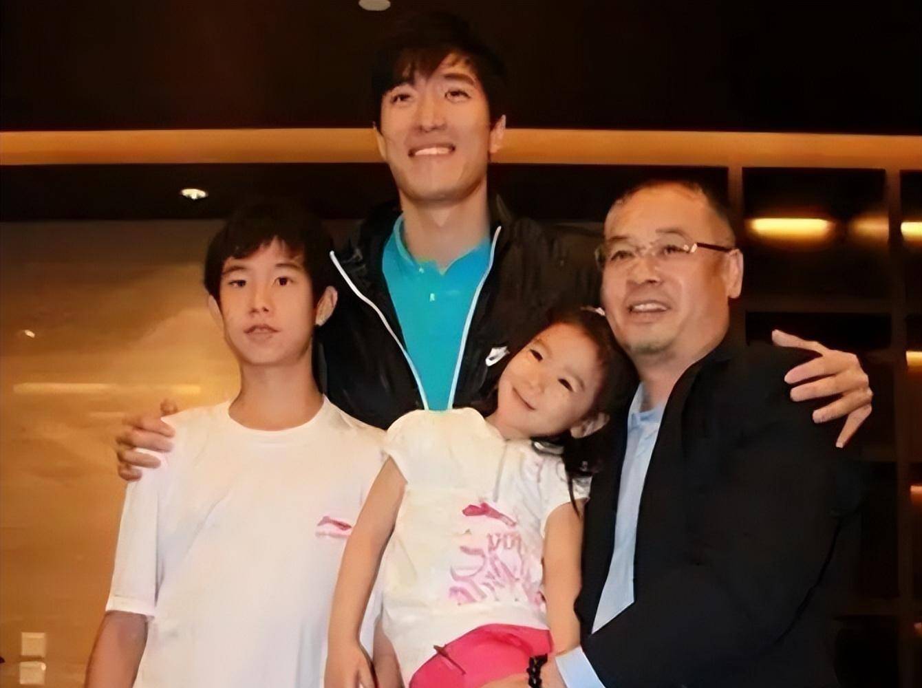 李宁与儿子、女儿合照：22岁儿子帅气，身高超李宁，女儿美丽可爱