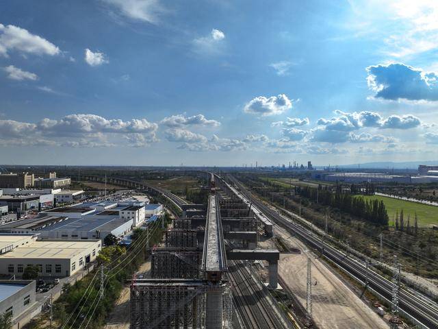 银（川）巴（彦浩特）铁路全线唯一连续梁顶推工程完成