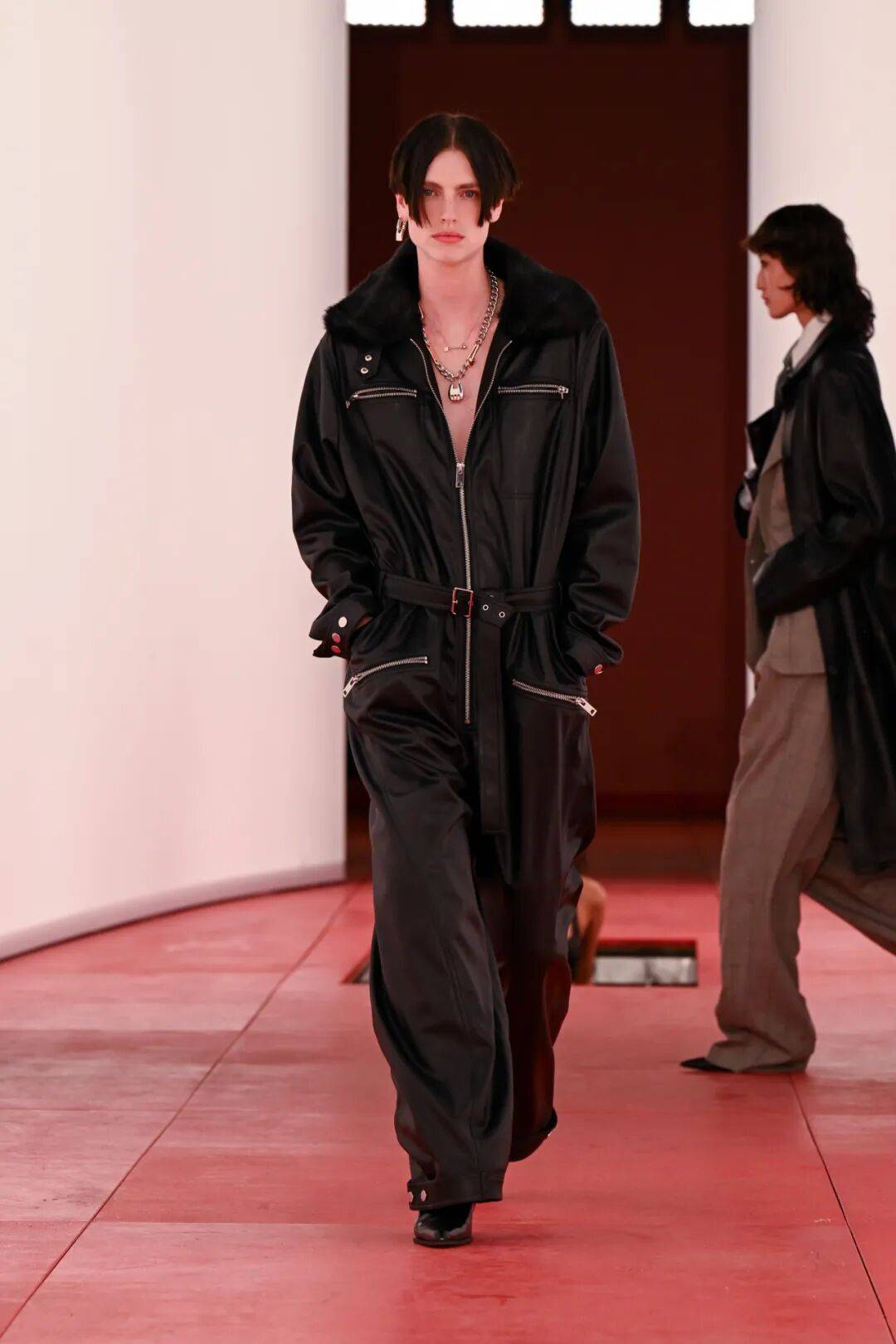 阔别七年重返T台的H&M,终于暴露野心了