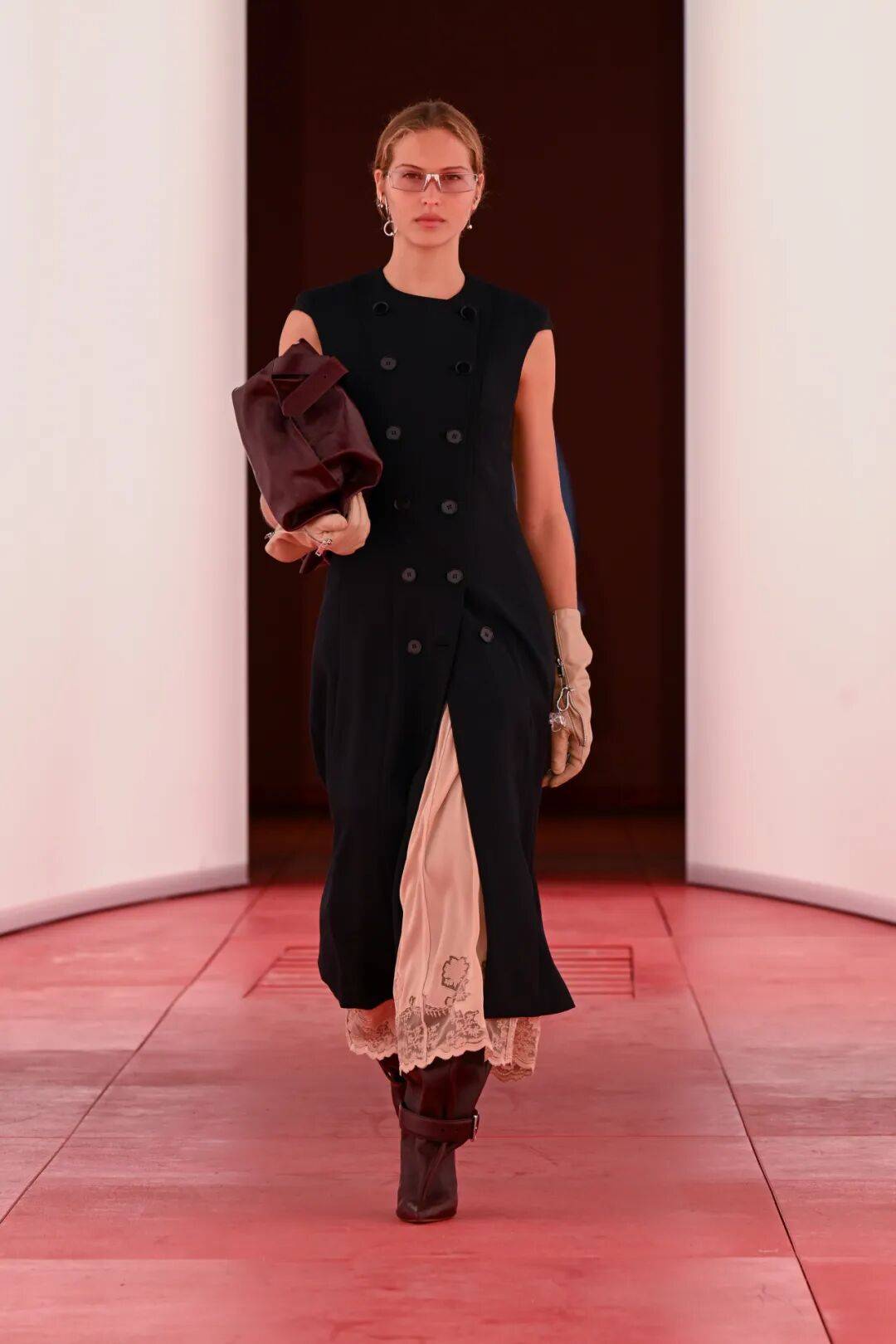 阔别七年重返T台的H&M,终于暴露野心了